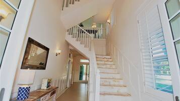 House, 4 Bedrooms | Staircase