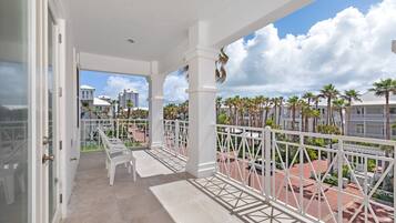 House, 4 Bedrooms | Terrace/patio