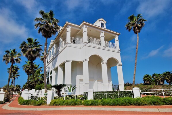 House, 4 Bedrooms | Exterior