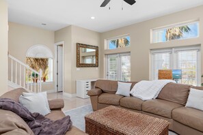 Living area - Kar - Private House Just Steps From Beach Access 4 Bedroom Home by RedAwning (South Padre Island)