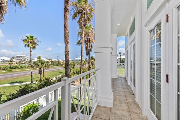 House, 4 Bedrooms | Balcony