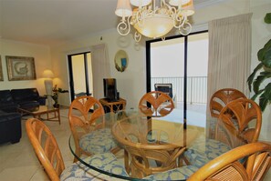 Condo, 2 Bedrooms | Dining