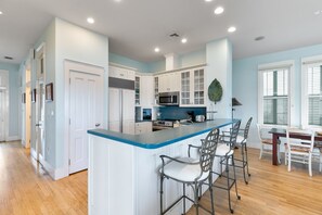 Huis, 3 slaapkamers | Privékeuken | Een microgolfoven, een vaatwasser, kookgerei, borden en bestek