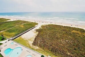 Condo, 3 habitaciones | Playa | En la playa