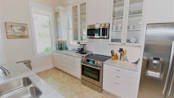 House, 2 Bedrooms | Private kitchen | Fridge, microwave, oven, dishwasher