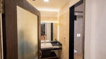 Une salle de bain moderne avec un lavabo, un miroir et des toilettes.