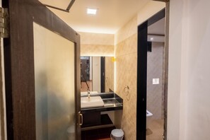 Premium-Doppelzimmer | Badezimmer | Kostenlose Toilettenartikel, Bidet, Handtücher, Seife