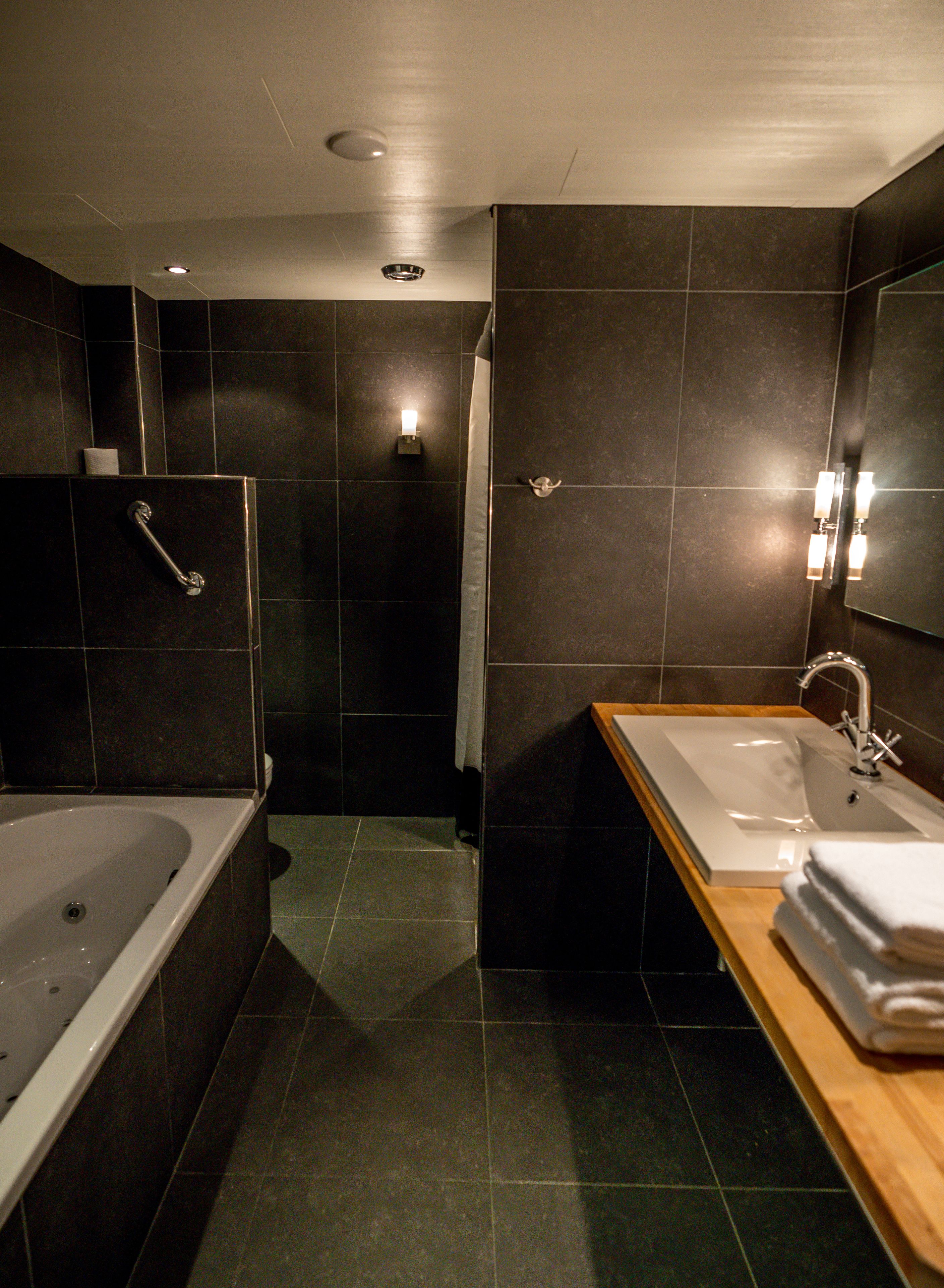 Deluxe Room | Bathroom