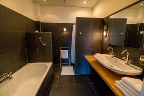 Suite | Bathroom | Rainfall showerhead, free toiletries, hair dryer, bathrobes - Hoeve de Haar B&B&More (Ambt Delden)