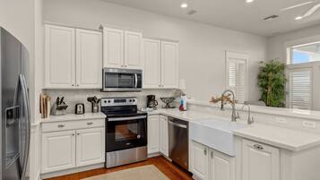 House, 3 Bedrooms | Private kitchen | Fridge, oven, coffee/tea maker, toaster