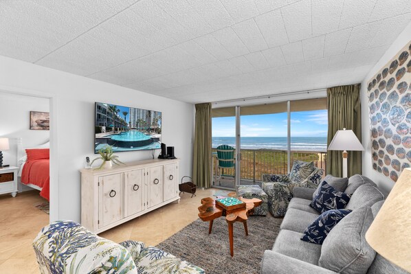 Apartamento, 2 habitaciones | Zona de estar | Una televisión