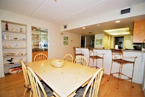 Condo, 2 Bedrooms | Dining room