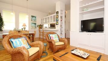 House, 3 Bedrooms | Living room | TV