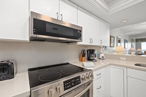 Apartment, 2 Bedrooms | Private kitchen | Fridge, microwave, oven, coffee/tea maker