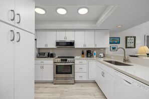 Apartment, 2 Bedrooms | Private kitchen | Fridge, microwave, oven, coffee/tea maker