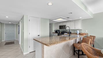 Apartamento, 2 habitaciones | Cocina privada | Frigorífico, microondas, horno y cafetera o tetera