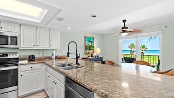 Apartamento, 2 habitaciones | Cocina privada | Frigorífico, microondas, horno y cafetera o tetera