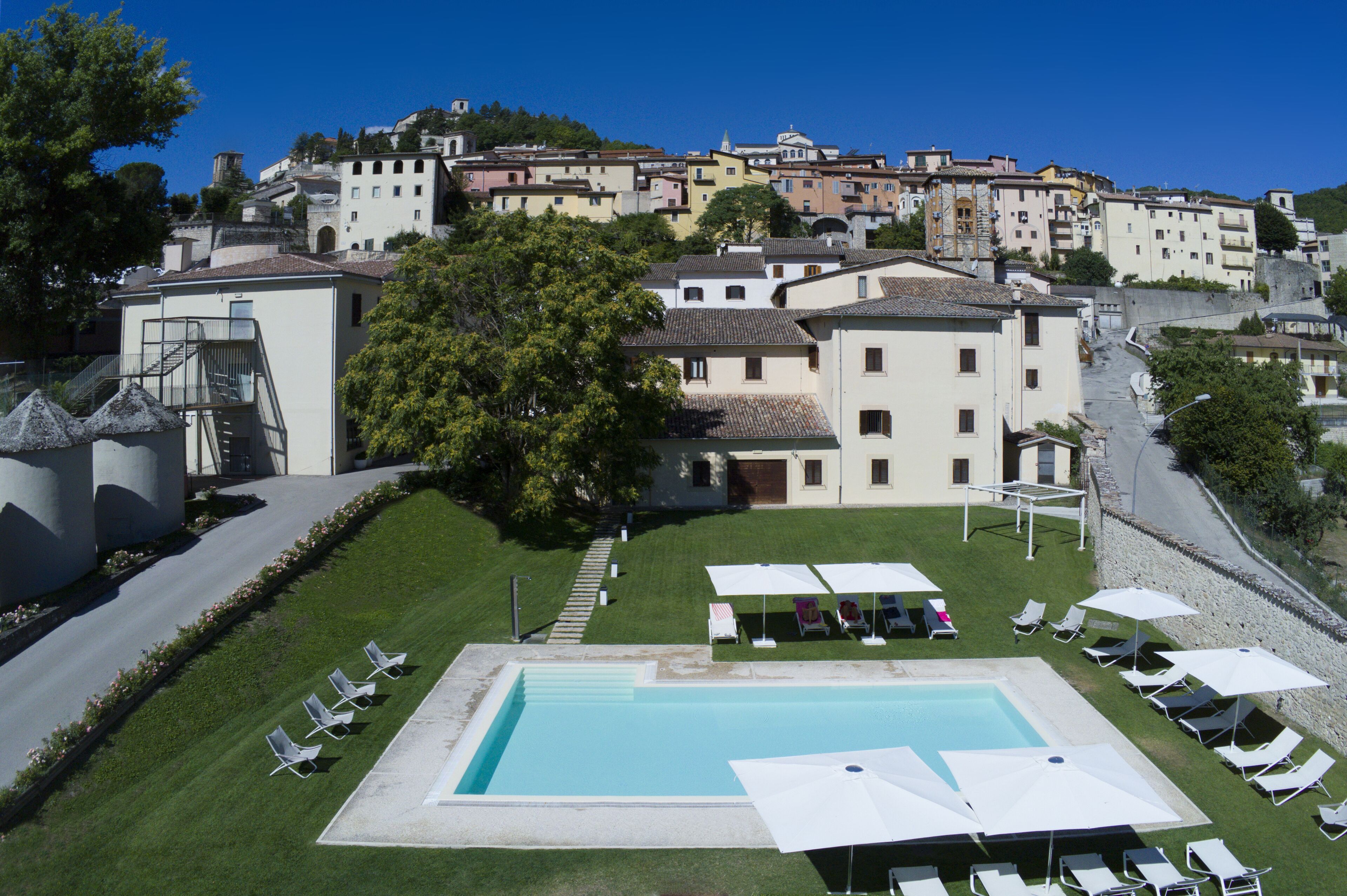 Una piscina al aire libre de temporada