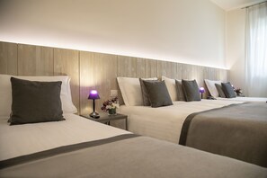 Ropa de cama de alta calidad y caja de seguridad en la habitación 