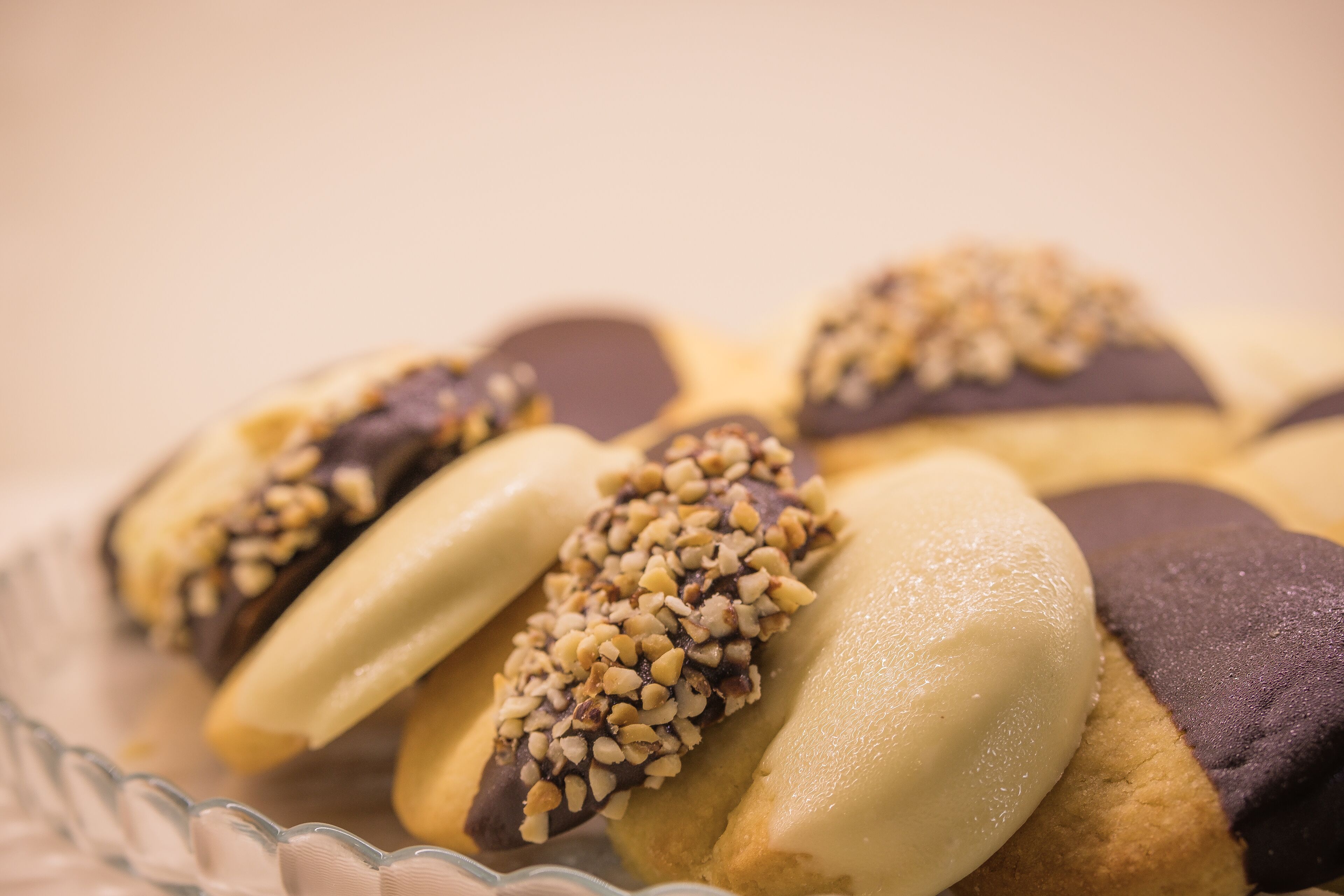 Un tazón de vidrio con galletas de chocolate y nueces.