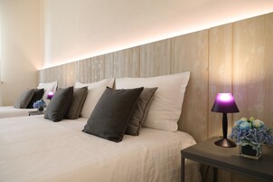 Habitación triple Confort | Ropa de cama de alta calidad, caja fuerte, escritorio