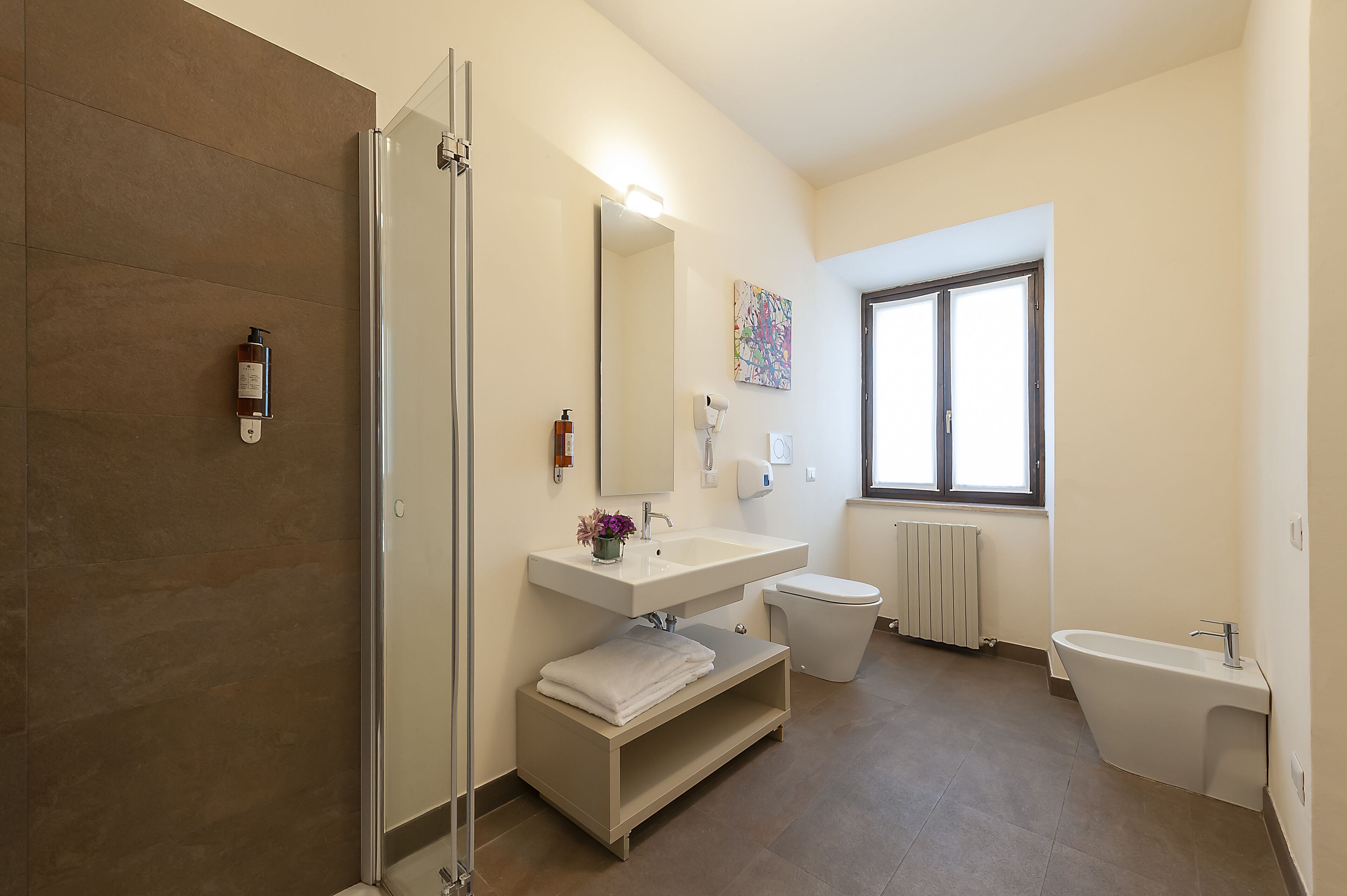 Camera Comfort | Bagno | Doccia, set di cortesia gratuito, asciugacapelli, accappatoio