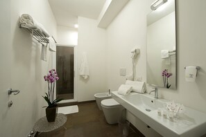 Dusche, kostenlose Toilettenartikel, Haartrockner, Bademäntel