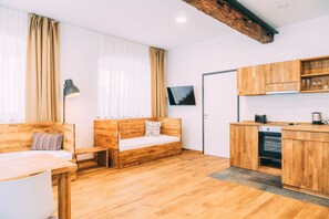 Suite, 1 soverom, 1. etasje | Lydisolert, strykejern/-brett, barnesenger og wi-fi (inkludert)