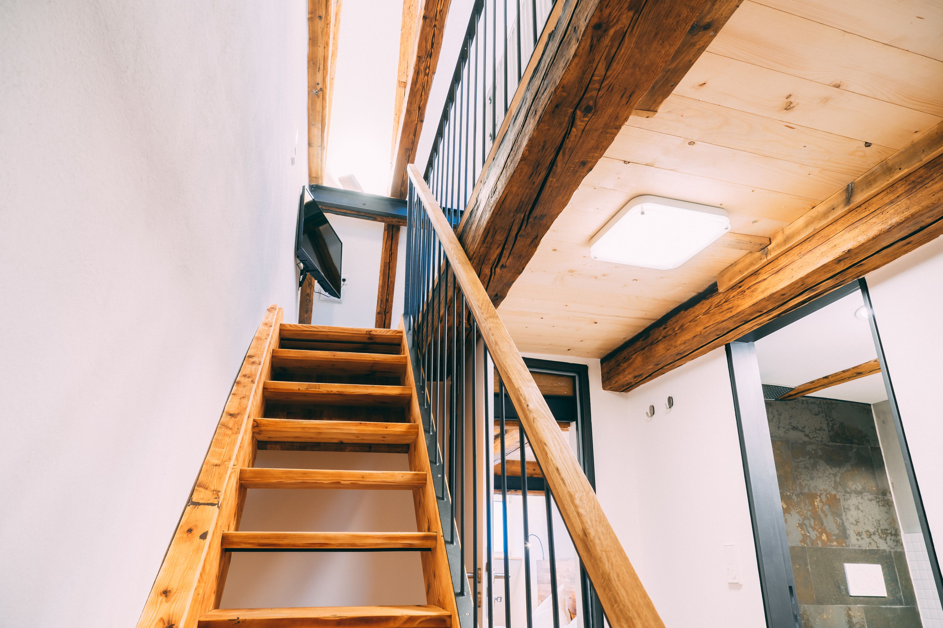 Loftsrom – deluxe, 1 soverom | Lydisolert, strykejern/-brett, barnesenger og wi-fi (inkludert)