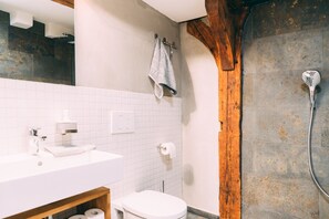 A bathroom with a white sink, toilet, and shower. - Amtshaus Gut Hügle Boutique Apartments (Bad Waldsee)