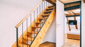 تجهيزات عازلة للصوت ومكواة/لوح كي وأسرّة أطفال/رضّع وواي فاي مجانًا