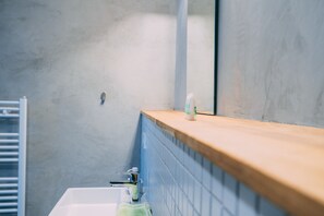 Suíte, 1 quarto, no piso térreo | Banheiro | Chuveiro, chuveiro com efeito de chuva, secador de cabelo