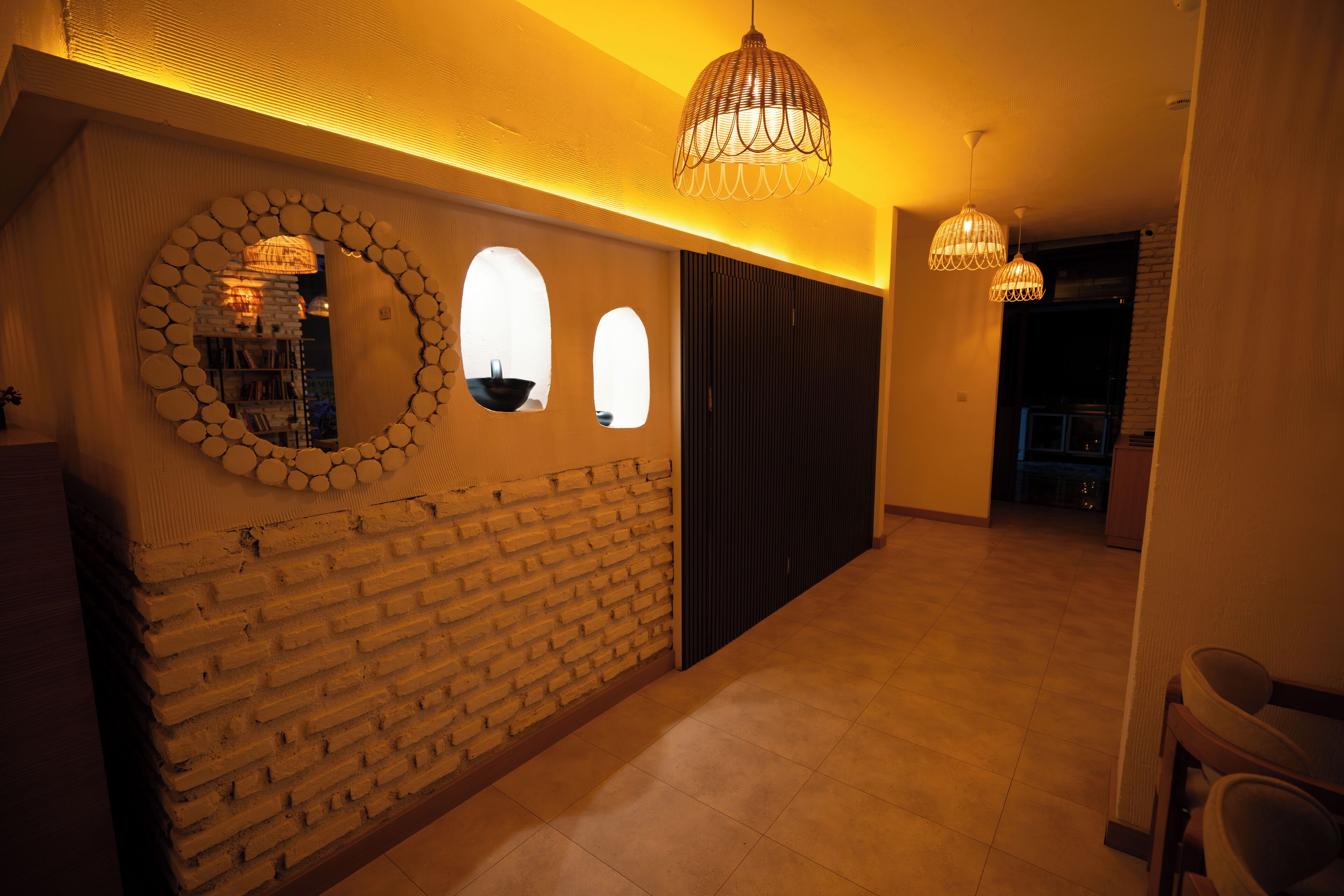 breakfast, lunch and dinner served