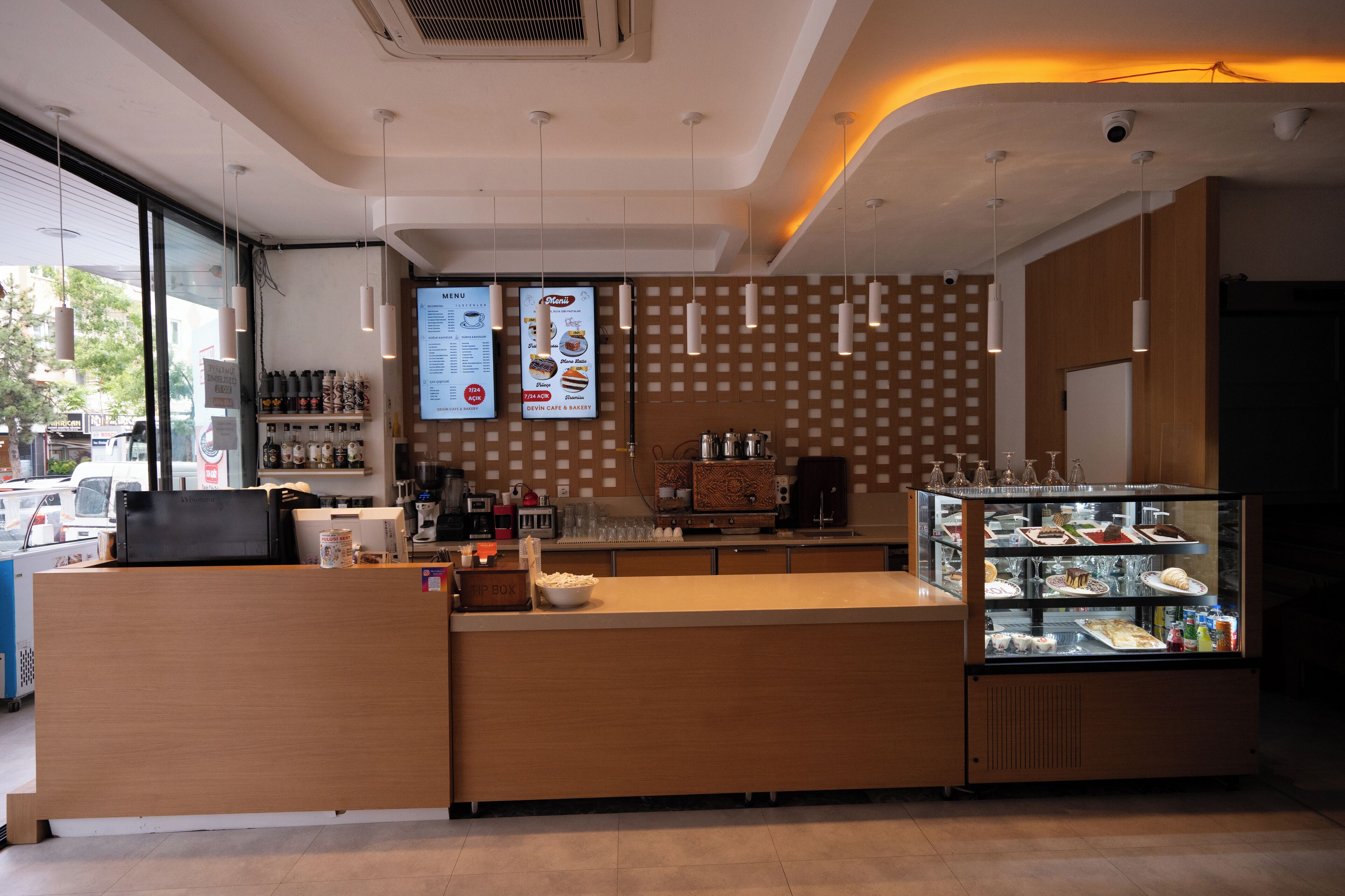 breakfast, lunch and dinner served