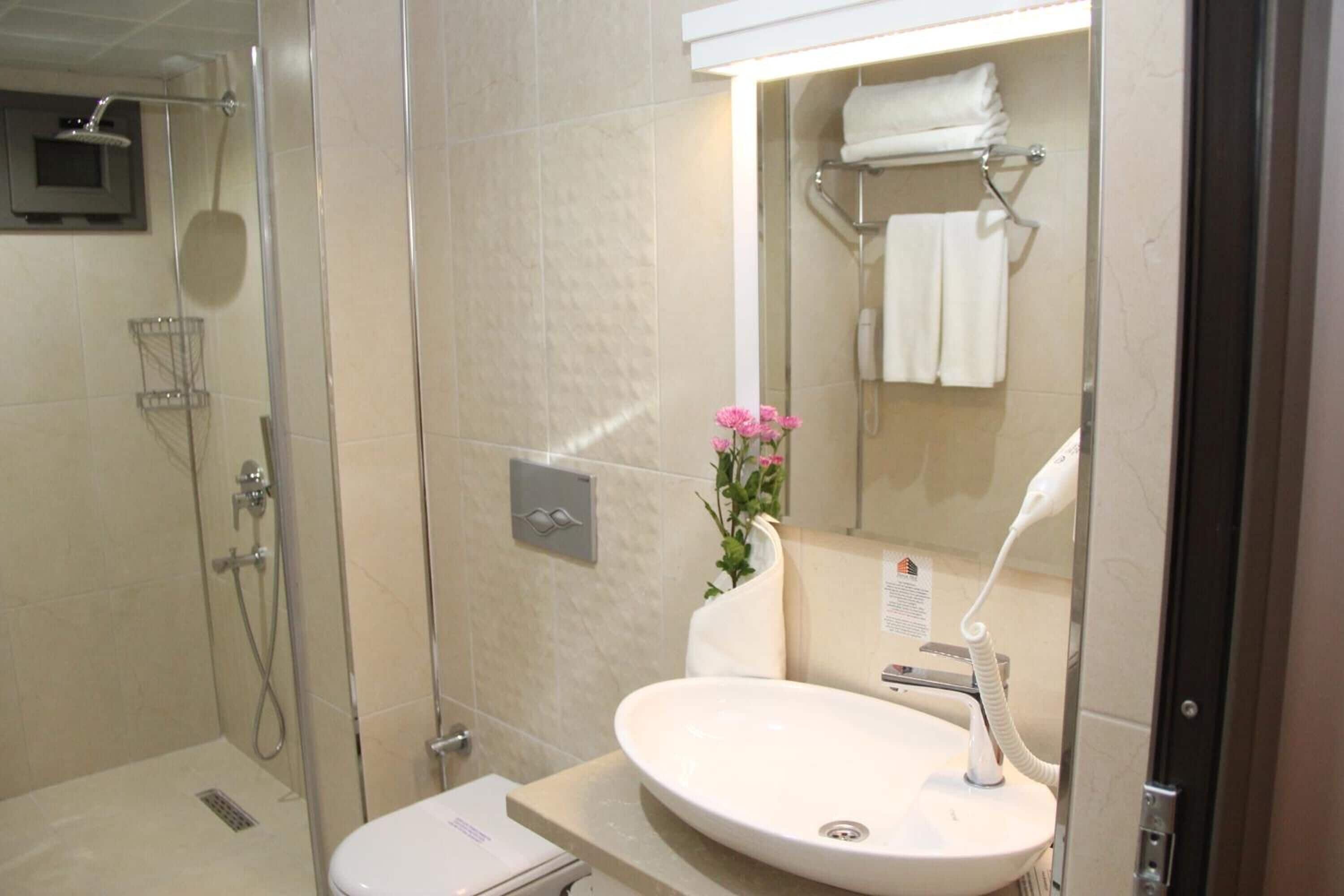 shower, rainfall showerhead, free toiletries, hair dryer