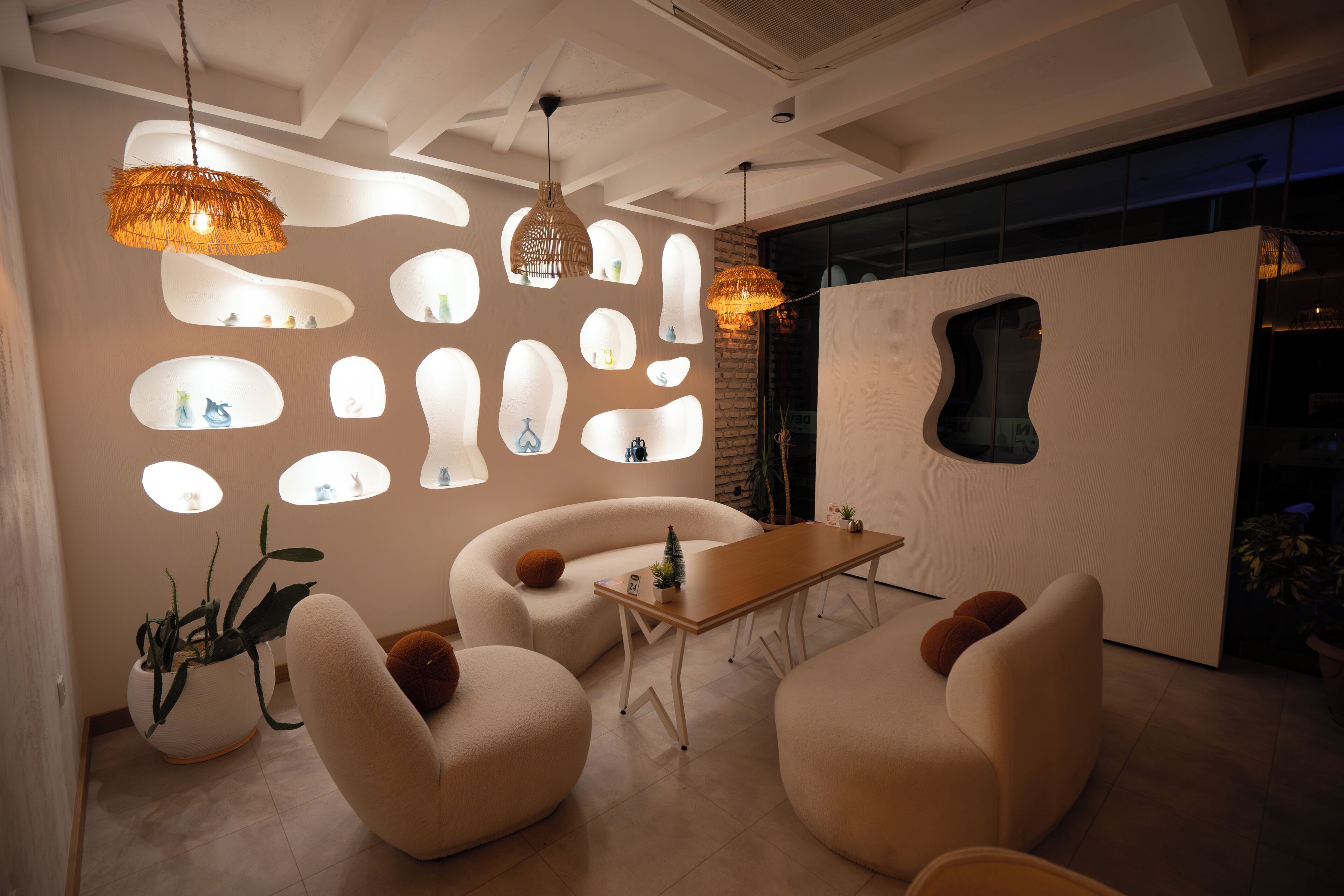 Melayani sarapan, makan siang, dan makan malam