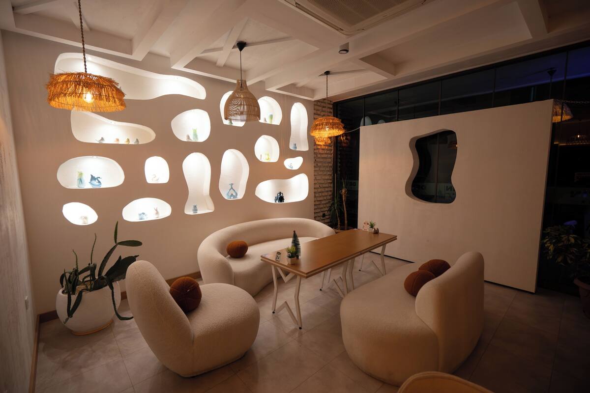 breakfast, lunch and dinner served