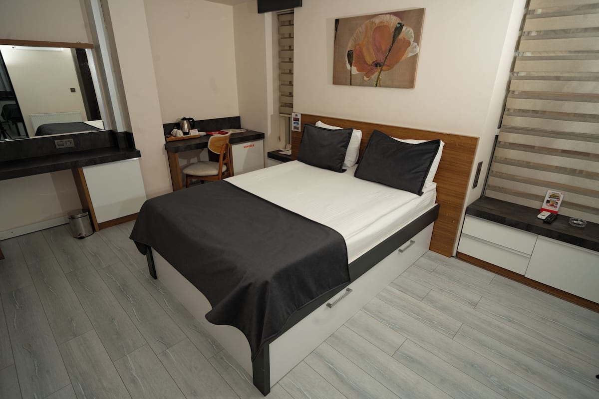 Standard Double Room | Minibar (free items), in-room safe, desk, soundproofing