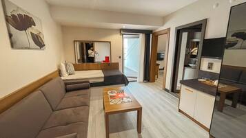 Superior-studiosviitti, 1 makuuhuone | Ilmaiset minibaarituotteet, tallelokero huoneessa, työpöytä, äänieristys