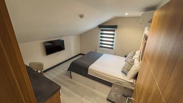 Superior Studio Suite, 1 Bedroom | Free minibar, in-room safe, desk, soundproofing