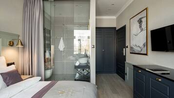 Standard Double Room | Minibar, in-room safe, soundproofing, iron/ironing board