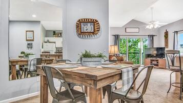 Condo, 2 Bedrooms | Dining