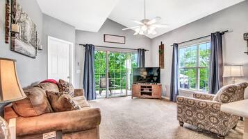 Condo, 2 chambres | Aire de séjour