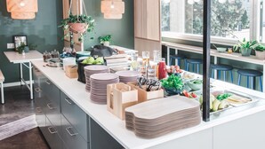 Een moderne keuken met een centraal eiland, ingebouwde apparatuur en een groot raam voor natuurlijk licht.