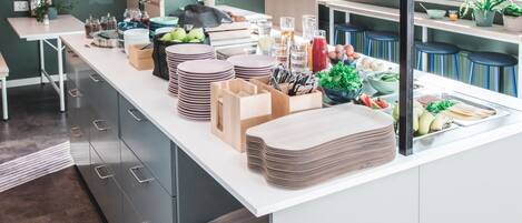 Una cocina moderna con una isla central, electrodomésticos integrados y un amplio ventanal que proporciona luz natural.