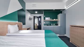 Standard-Dreibettzimmer, barrierefrei, Kochnische | Schreibtisch, Verdunkelungsvorhänge, Bügeleisen/Bügelbrett