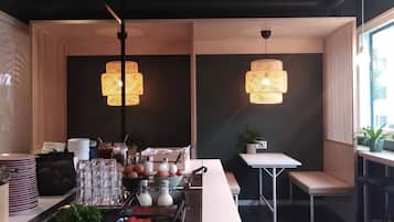 Tägliches Frühstücksbuffet (12 EUR pro Person)