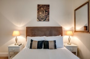 Doppelzimmer (Ground Floor) | Schreibtisch, Bügeleisen/Bügelbrett, kostenloses WLAN, Bettwäsche
