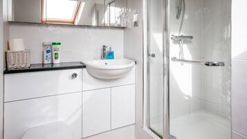 Superior Double Room, 1 King Bed | Bathroom | Free toiletries, hair dryer, towels