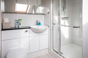 Habitación doble superior, 1 cama King size | Baño | Amenidades de baño gratuitas, secadora de cabello, toallas